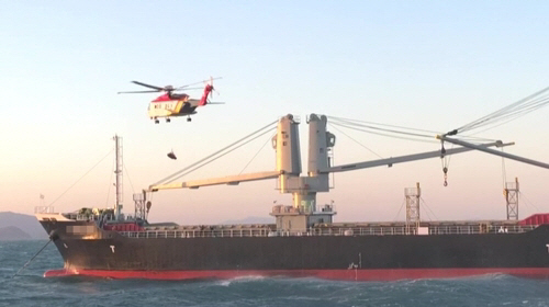 통영 해상 화물선서 쓰러진 외국인 기관장 헬기로 구조
