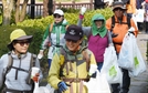 지난 26일 제주 서귀포시 제주올레 7코스에서 만난 관광객들이 한 손에 ‘세바우 종이컵’을 들고 쓰레기를 줍는 ‘클린올레’ 자원봉사를 하고 있다.   /제주=권욱기자
