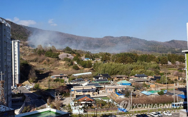 31일 오후 전남 보성군 벌교읍 제석산 자락에서 산불이 나 산림 당국이 헬기를 동원해 진화하고 있다./연합뉴스