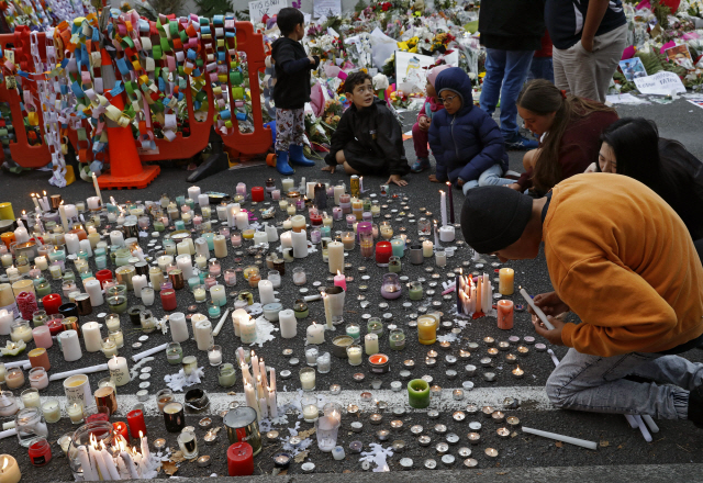 총격테러가 발생한 뉴질랜드 크라이스트처치의 알누르 모스크(이슬람사원) 앞에 3월18일(현지시간) 학생들이 모여 촛불을 밝히며 희생자들을 추모하고 있다. /크라이스트처치=AP연합뉴스