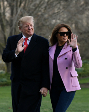 도널드 트럼프 미 대통령이 영부인 멜라니아 트럼프와 함께 백악관에 도착하며 손을 흔들고 있다.     /워싱턴DC=AFP연합뉴스