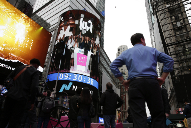 3월29일(현지시간) 뉴욕 타임스퀘어 나스닥 전광판에 리프트 상장식이 생중계되고 있다. /뉴욕=UPI연합뉴스