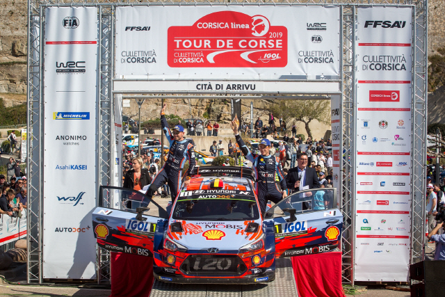 지난달 28일부터 프랑스에서 진행된 ‘2019 월드랠리챔피언십(이하 2019 WRC)’ 시즌 4번째 대회인 코르시카(Corsica) 랠리에서 우승을 차지한 티에리 누빌(오른쪽)선수와 보조 드라이버 니콜라스 질술 선수가 환호하고 있다. /사진제공=현대차