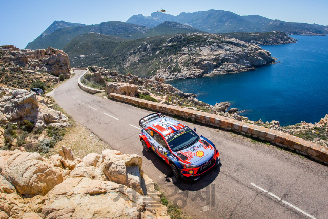지난달 28일부터 프랑스에서 진행된 ‘2019 월드랠리챔피언십(이하 2019 WRC)’ 시즌 4번째 대회인 코르시카(Corsica) 랠리에서 우승을 차지한 현대자동차 ‘i20 WRC’ 랠리카가 역주하고 있다. /사진제공=현대차