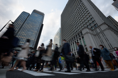 지난 29일 아침 일본 도쿄 도심 횡단보도에 출근길 직장인들이 바쁘게 오가고 있다.     /블룸버그