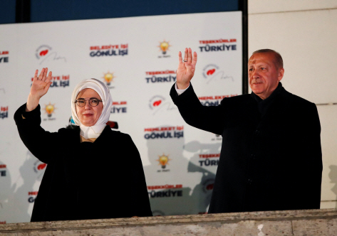 레제프 타이이프 에르도안 터키 대통령(오른쪽)이 1일(현지시간) 수도인 앙카라에서 지지자들에게 손을 흔들고 있다.     /앙카라=로이터연합뉴스