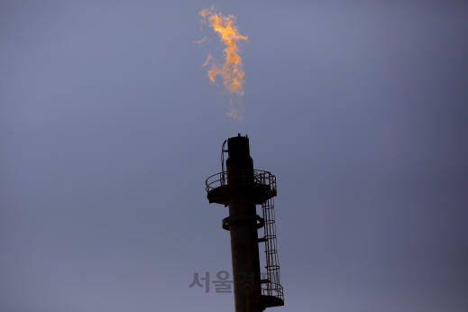 사우디아라비아 샤이바에 위치한 사우디 아람코의 유정에서 폐가스 불꽃이 올라오고 있다.   /블룸버그