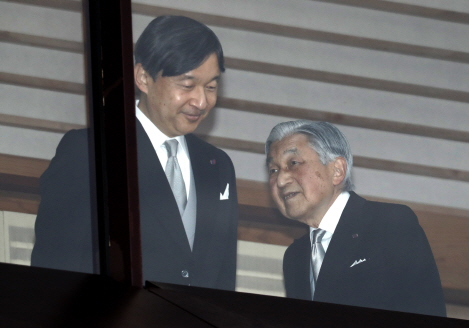 지난해 12월 85세 생일을 맞은 아키히토(오른쪽) 일왕이 일본 도쿄 황궁에서 나루히토 왕세자와 담소를 나누고 있다.    /도쿄=AP연합뉴스