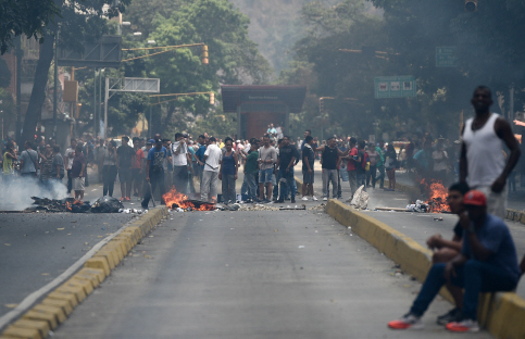 31일 베네수엘라 수도인 카라카스 시민들이 도심에서 단수·정전 사태에 항의하는 시위를 벌이고 있다.      /카라카스=AFP연합뉴스