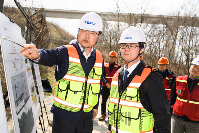 손병석(사진 왼쪽에서 두번째) 코레일 사장이 오송역 사고현장을 찾아 철도시설물에 대한 설명을 듣고 있다. 사진제공=코레일