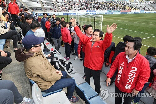 자유한국당 황교안 대표가 당명이 적힌 붉은 점퍼를 입고 지난 30일 오후 창원축구센터에서 열린 경남FC와 대구FC의 경기때 경기장 내 정치적 행위를 금지한 경기장 안으로까지 들어가 선거 유세를 하고 있다. / 사진=연합뉴스