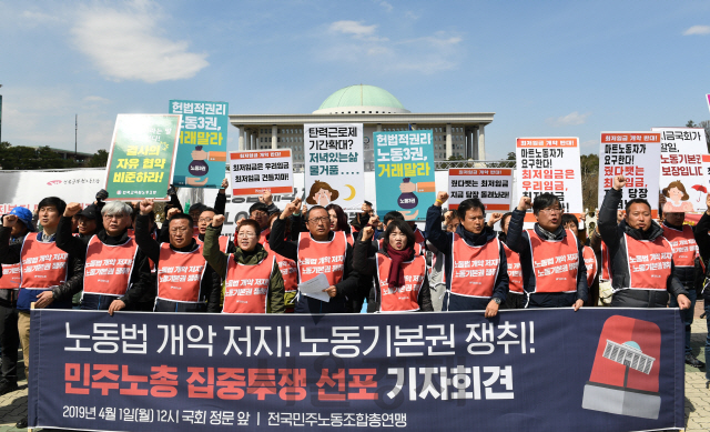 1일 서울 여의도 국회 앞에서 열린 민주노총 집중투쟁 선포 기자회견에서 김명환 위원장을 비롯한 참석자들이 구호를 외치고 있다./성형주기자 2019.04.01