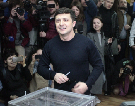 우크라이나 대선이 치러진 3월31일(현지시간) 수도 키예프에서 코미디언 출신 정치신인인 볼로디미르 젤렌스키 후보가 투표하고 있다./키예프=타스연합뉴스