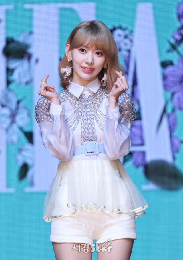 걸그룹 아이즈원(IZ*ONE) 미야와키 사쿠라가 1일 오후 서울 용산구 한남동 블루스퀘어에서 열린 두 번째 미니앨범 ‘하트아이즈(HEART*IZ)’’ 발매 기념 쇼케이스에 참석하고 있다.