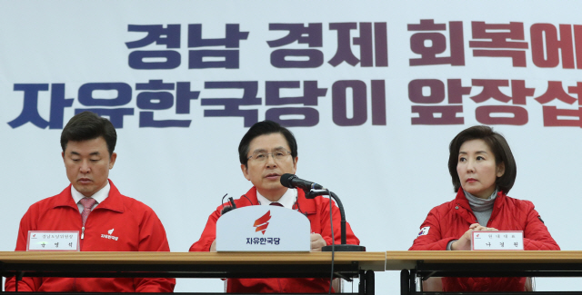 황교안(가운데) 자유한국당 대표가 1일 오전 경남 창원시 의창구 자유한국당 경상남도당에서 열린 현장 최고위원회의에서 발언하고 있다. /연합뉴스