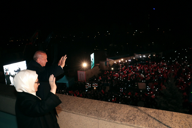 레제프 타이이프 에르도안 터키 대통령 부부가 31일(현지시간) 밤 앙카라에서 지지자들에게 손을 흔들고 있다. /앙카라=EPA연합뉴스