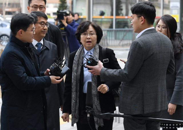 ‘환경부 블랙리스트 문건 의혹’으로 검찰 수사를 받는 김은경 전 환경부 장관이 지난 25일 서울 송파구 서울동부지방법원으로 영장실질심사를 받기 위해 출석하고 있다./성형주기자