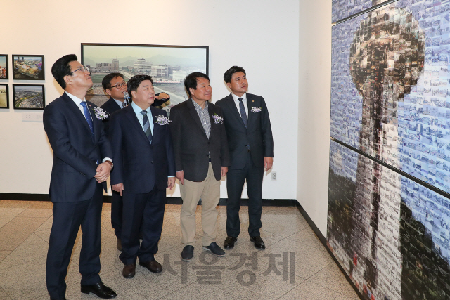 허태정(사진 왼쪽에서 첫번째) 대전시장이 권선택(〃두번째)·염홍철(〃세번째) 전 대전시장과 ‘대전찰칵’ 사진전을 둘러보고 있다. 사진제공=대전시