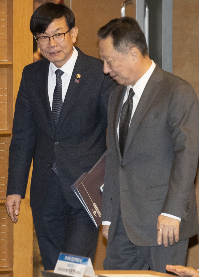 공정거래의 날 기념식      (서울=연합뉴스) 윤동진 기자 = 1일 오후 서울 중구 대한상공회의소에서 열린 제18회 공정거래의 날 기념식에서 김상조 공정거래위원장과 박용만 대한상공회의소 회장이 입장하고 있다. 2019.4.1      mon@yna.co.kr  (끝)      <저작권자(c) 연합뉴스, 무단 전재-재배포 금지>