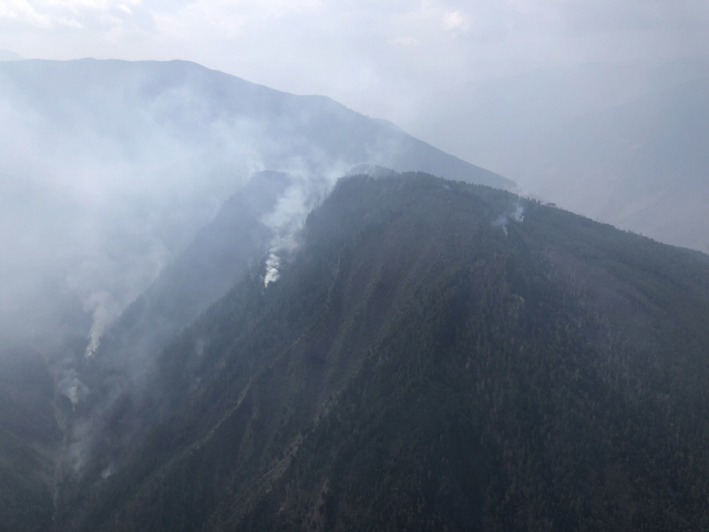 산불이 발생한 중국 쓰촨성 량산주 무리현 고산지대에서 1일(현지시간) 연기가 발생하고 있다. /신화연합뉴스