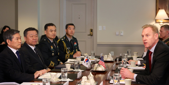 정경두 국방부 장관이 1일(현지시간) 미 국방부 본청에서 패트릭 섀너핸 미 국방부 장관 대행과 회담하고 있다. /연합뉴스