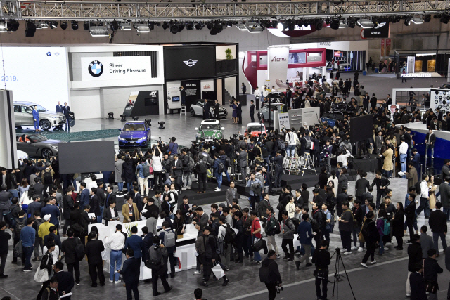 지난달 28일 경기도 고양시 킨텍스에서 열린 2019 서울모터쇼 프레스데이에서 BMW/MINI가 신차를 공개하고 있다./성형주기자