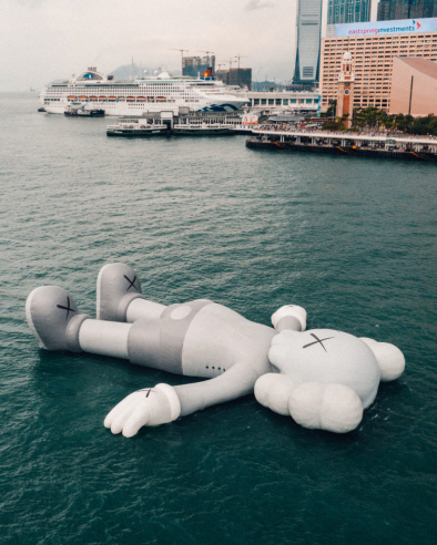 세계적 미술행사인 ‘아트바젤 홍콩’ 개최기간에 맞춰 홍콩 앞바다에 설치된 카우스(KAWS)의 대형 설치작품.