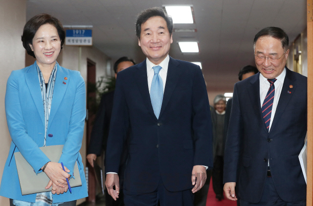 이낙연(가운데) 국무총리와 홍남기(오른쪽) 경제부총리 겸 기획재정부 장관, 유은혜 사회부총리 겸 교육부 장관 등 국무위원들이 2일 오전 정부서울청사에서 열린 '국무회의'에 입장하고 있다./오승현기자 2019.4.2