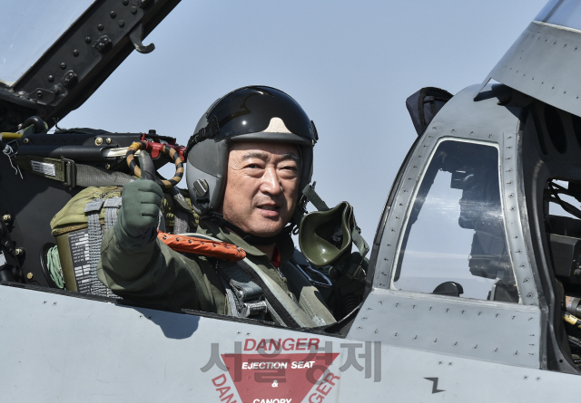 이왕근 공군참모총장이 대한민국 임시정부 수립 100주년을 앞두고 2일 수원 제10전투비행단을 방문, 지휘비행을 위한 이륙 직전 F-4E 전투기에서 엄지를 들어 부대원들을 격려하고 있다./공군 제공