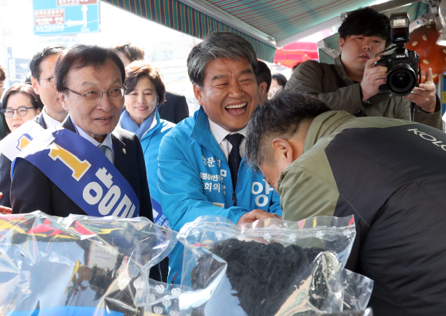 이해찬 더불어민주당 대표(왼쪽)가 2일 오후 경남 통영시 중앙시장에서 4·3 보궐선거에 출마한 양문석 후보(오른쪽)에 대한 지지를 호소하고 있다. /연합뉴스