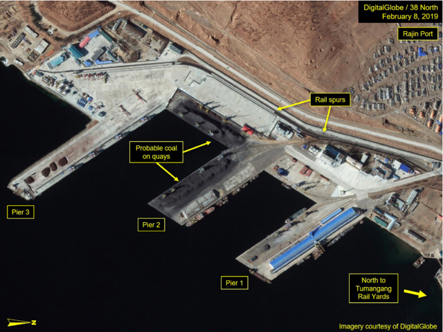 미국의 북한 전문매체 ‘38노스’가 1일(현지시간) 공개한 함경북도 나진항 위성사진에 석탄이 쌓여 있다. 이 사진은 2019년 2월24일에 촬영됐다. /38노스 캡처