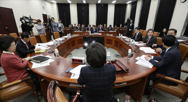 민갑룡 경찰청장의 업무보고를 받기위해 2일 오전 국회에서 정보위원회 전체회의가 열리고 있다. 이날 업무보고는 김학의 전 차관 관련 과거 수사와 버닝썬 사태, 故 장자연 씨 사건 등이 주요 쟁점인 것으로 알려졌다. /연합뉴스