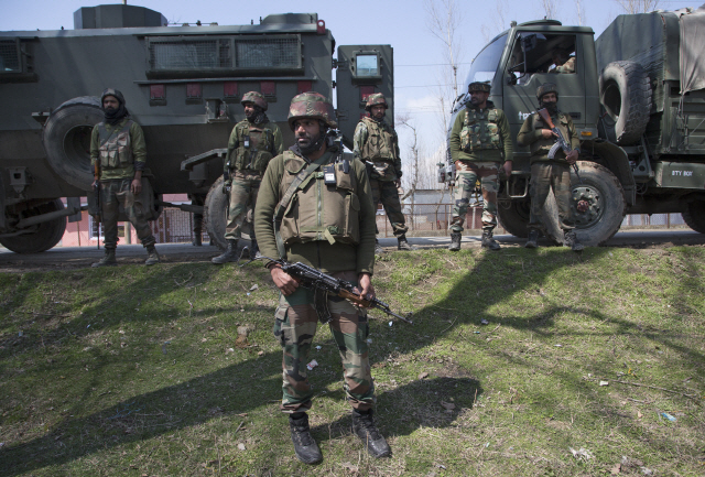 지난 달 22일(현지시간) 인도 군인들이 카슈미르 지역에서 경계를 서고 있다./카슈미르=신화통신연합뉴스