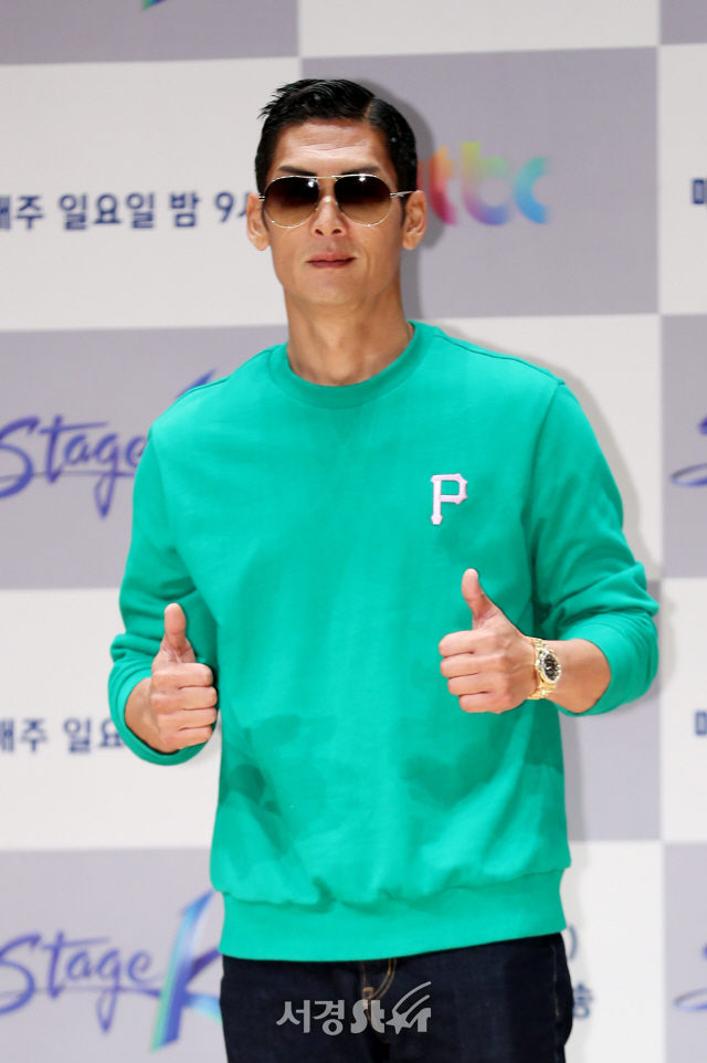 가수 박준형이 2일 오후 서울 마포구 상암동 JTBC 사옥에서 열린 JTBC 새 예능 프로그램 ‘스테이지K’ 제작발표회에 참석하고 있다.