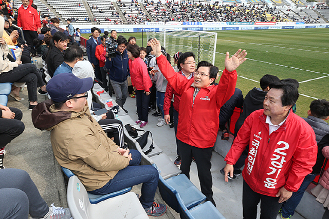 황교안 자유한국당 대표가 지난달 30일 K리그1 경기가 열린 창원축구센터에서 선거 유세 활동을 벌이고 있다. /자유한국당 홈페이지