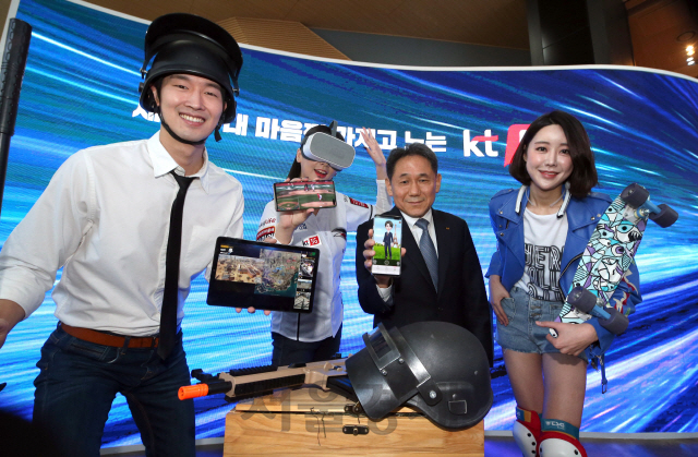 이필재(오른쪽 두번째) KT 마케팅부문장(부사장)이 2일 서울 광화문 KT스퀘어에서 3D와 AR기술을 활용한 5G 통신 영상통화 서비스 ‘나를(narle)’을 소개하고 있다. KT는 이날 월 8만원대로 5G 데이터를 무제한으로 쓸 수 있는 상품 등 요금제 4종을 공개했다. /이호재기자