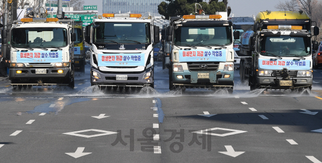 서울 서초구가 미세먼지 예·경보 발령 및 폭염 시 총 24대의 살수차를 동원해 관내 모든 간선도로에 1일 평균 1,508톤의 물을 살수한다. 서초구의 집중 살수작업이 시작된 3일 오전 반포대로에서 살수차량들이 도로에 쌓인 먼지를 씻어내고 있다./오승현기자 2019.4.3