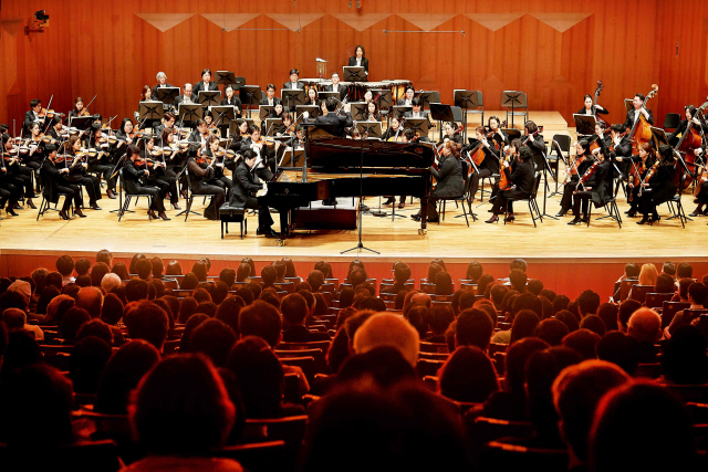 도립제주교향악단이 지난 2일 서울 예술의전당에서 열린 ‘한화와 함께하는 2019 교향악축제’에서 개막공연을 하고 있다.  /사진제공=한화