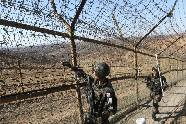 지난달 13일 오후 경기도 연천군 서부전선 비무장지대(DMZ)에서 육군 25사단 장병들이 남방한계선 철책의 과학화경계시설물을 점검하고 있다./연천=연합뉴스