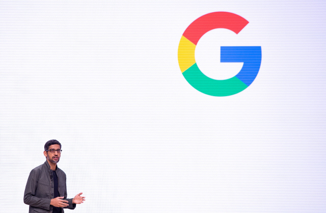순다르 피차이 구글 최고경영자(CEO)가 지난달 19일(현지시간) 게임개발자 컨퍼런스(GDC) 행사에서 회사소개를 하고 있다. 샌프란시스코=AFP연합뉴스