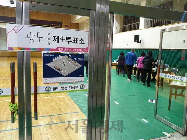 3일 오전 8시께 통영 시민들이 죽림초등학교에 마련된 광도면 제3투표소에서 투표를 위한 등록작업을 하고 있다./김인엽기자