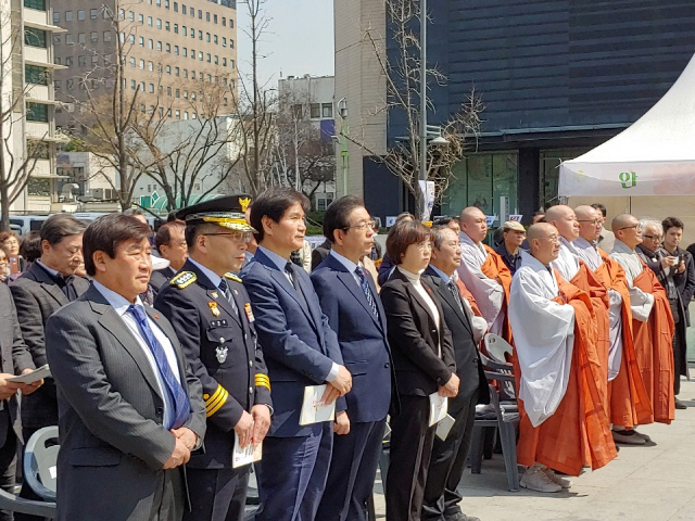 박원순(왼쪽 네번째) 서울시장, 이용선(왼쪽 세번째) 청와대 시민사회수석보좌관, 민갑룡(왼쪽 두번째) 경찰청장이 3일 광화문광장에서 열린 제주 4.3사건 71주년 추도식에서 기립한 채 합창을 듣고 있다.    /변재현기자