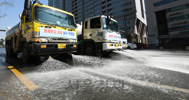 서울 서초구가 미세먼지 예·경보 발령 및 폭염 시 총 24대의 살수차를 동원해 관내 모든 간선도로에 1일 평균 1,508톤의 물을 살수한다. 서초구의 집중 살수작업이 시작된 3일 오전 반포대로에서 살수차량들이 도로에 쌓인 먼지를 씻어내고 있다./오승현기자 2019.4.3