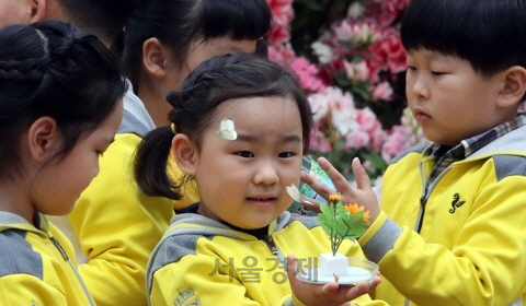 21일 전남 함평엑스포공원 다육식물관에서 열린 함평나비대축제 성공기원 나비 날리기 행사에 참석한 지역 어린이집 원아들/연합뉴스