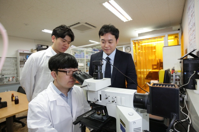 방창현(오른쪽) 성균관대 화학공학·고분자공학부 교수가 연구팀의 실험을 지켜보고 있다.