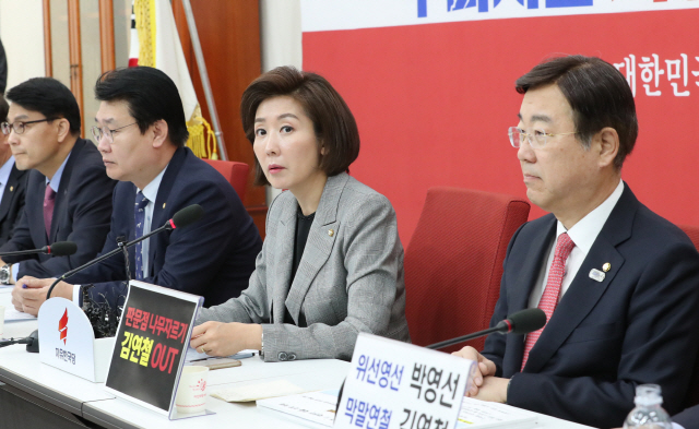 나경원 자유한국당 원내대표가 3일 국회에서 열린 ‘문제인사 관련 긴급 원내대책회의’에서 발언하고 있다. /연합뉴스