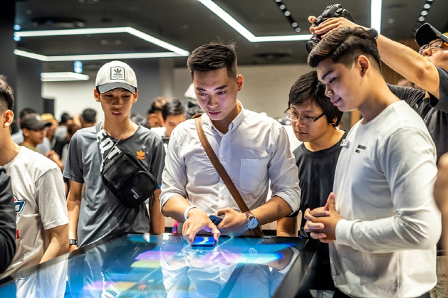 베트남 호찌민 비텍스코 파이낸셜 타워에 위치한 ‘삼성 쇼케이스’ 방문객들이 삼성전자 제품을 체험하고 있다. /사진제공=삼성전자