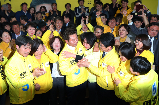 4·3 국회의원 보궐선거 창원성산에 출마한 정의당 여영국 후보가 3일 오후 창원시 선거사무실에서 당선이 확실해지자 이정미 대표와 환호하고 있다. /연합뉴스