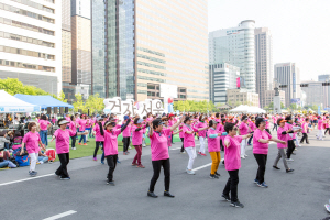 시민들이 ‘차 없는 거리’로 조성된 서울 종로구 세종대로에서 라인댄스를 즐기고 있다. /사진제공=서울시