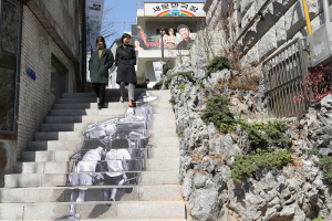 시민들이 3일 서울 종로구 돈의문 박물관 마을 일대를 둘러보고 있다. /연합뉴스